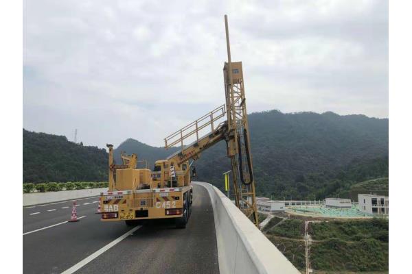 鑫越路桥桥检车出租，全国地区积极投入屡建奇功桥检车出租18米-24米。